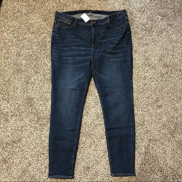 J Crew 9" HIGH-RISE SKINNY JEAN IN CLASSIC BLUE WASH Size 35 - Picture 1 of 2